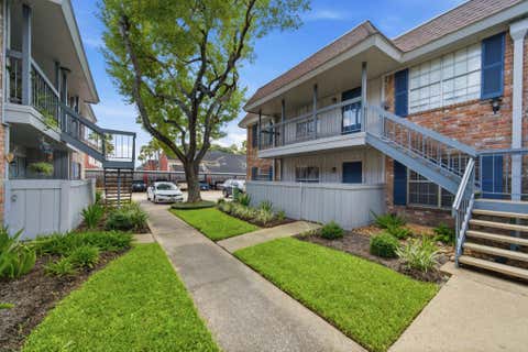 Condo For Sale - 2350 Bering Drive #121<br/> Harris County, Houston, TX 77057