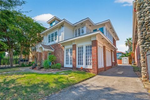 Photo of 324 W Alabama Street #1, Houston, TX 77006 (MLS # 95236457)