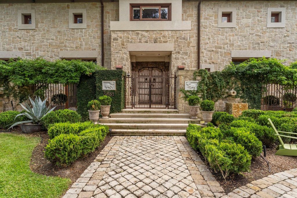 Photo of 5651 Doliver Drive, Houston, TX 77056 (MLS # 56201566)