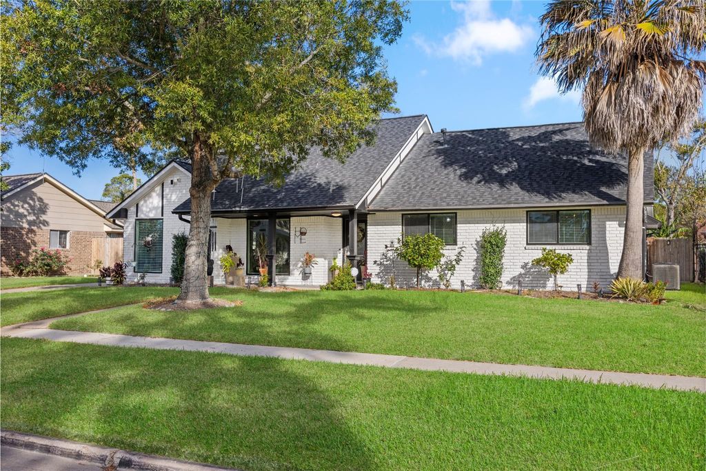 Photo of 918 Hollow Tree Street, La Porte, TX 77571 (MLS # 96549102)