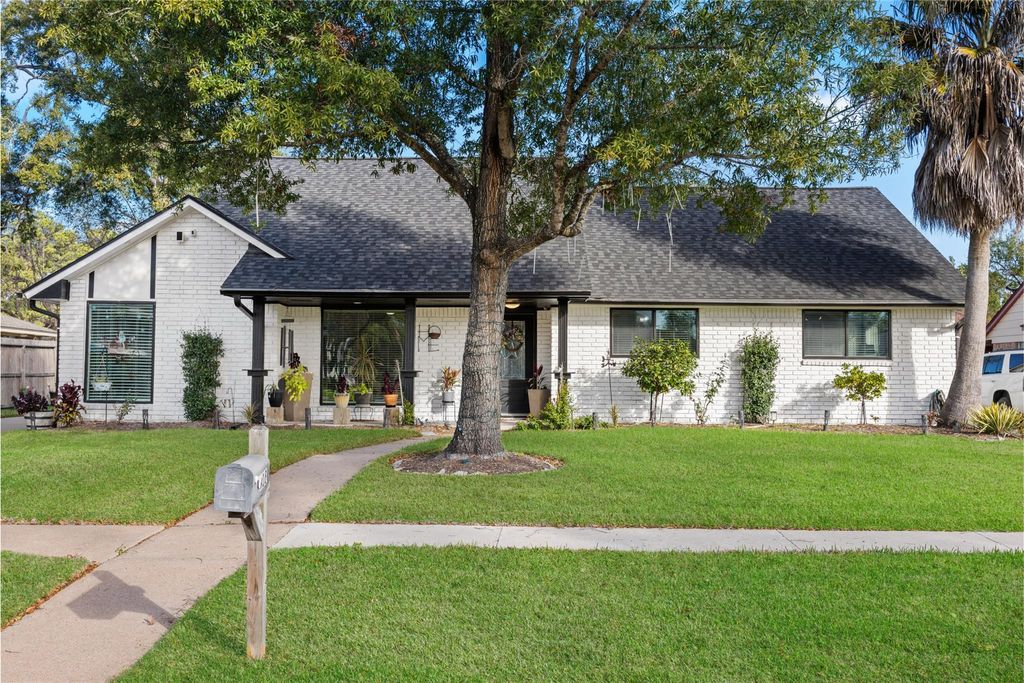 Photo of 918 Hollow Tree Street, La Porte, TX 77571 (MLS # 96549102)