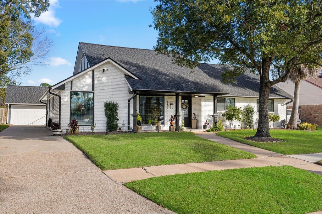 Photo of 918 Hollow Tree Street, La Porte, TX 77571 (MLS # 96549102)