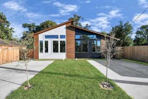 Photo of 8109 Hamlet Street, Houston, TX 77078 (MLS # 29999352)