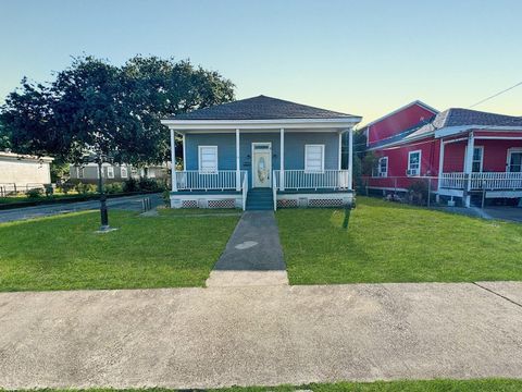 Photo of 1327 33rd Street, Galveston, TX 77550 (MLS # 26636221)