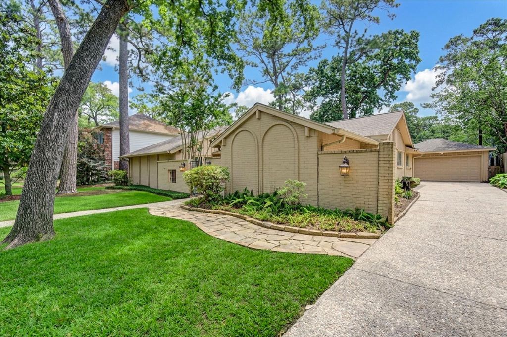 Photo of 13307 Barryknoll Lane, Houston, TX 77079 (MLS # 69068395)