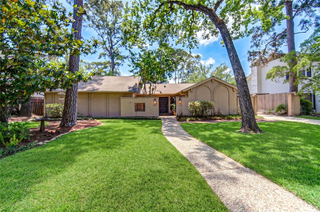 Photo of 13307 Barryknoll Lane, Houston, TX 77079 (MLS # 69068395)