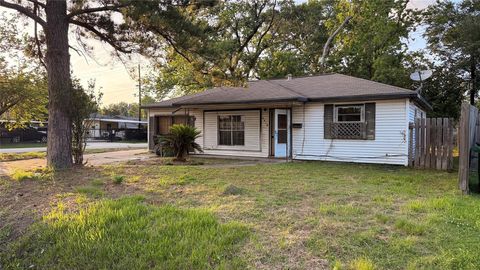 Homes For Sale - 2918 Stallings Drive<br/> Houston, TX 77088