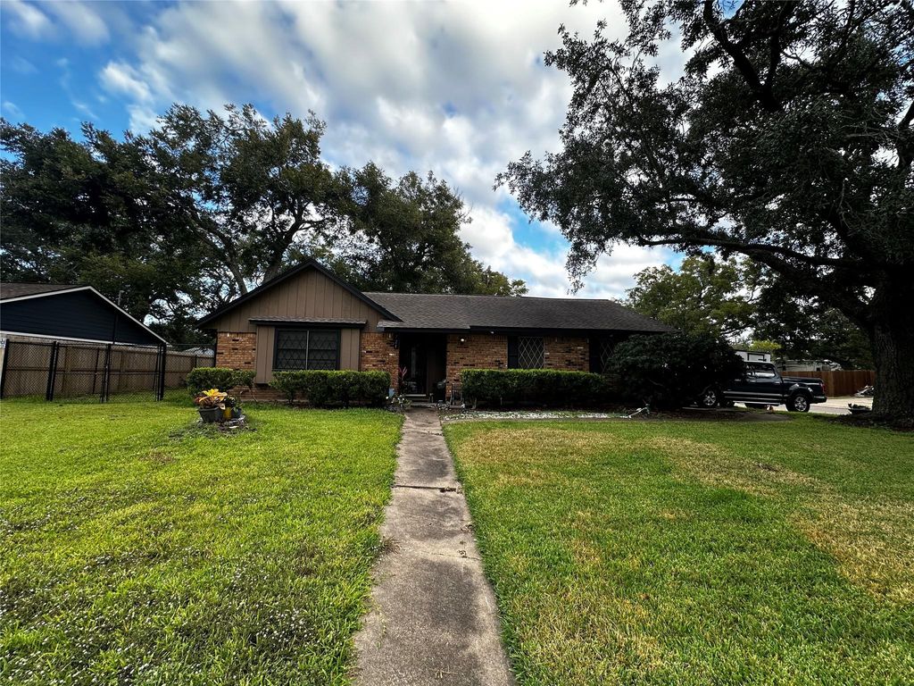 Photo of 721 Sycamore Street, Lake Jackson, TX 77566 (MLS # 63295903)