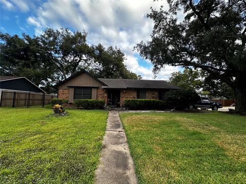 Photo of 721 Sycamore Street, Lake Jackson, TX 77566 (MLS # 63295903)