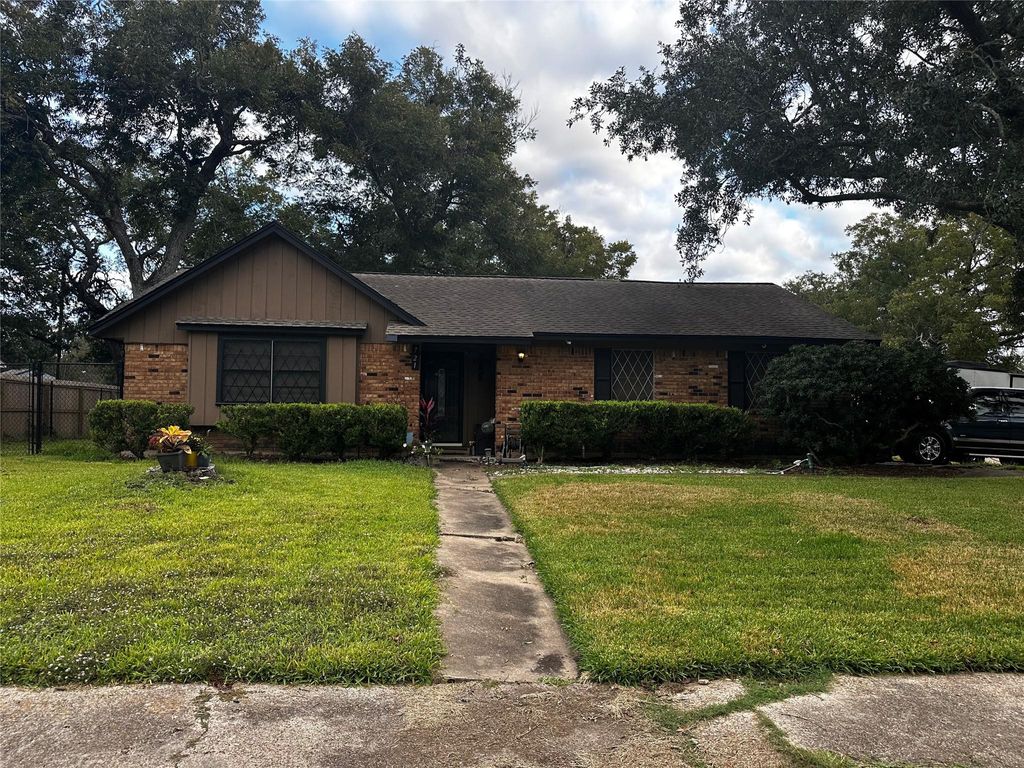 Photo of 721 Sycamore Street, Lake Jackson, TX 77566 (MLS # 63295903)