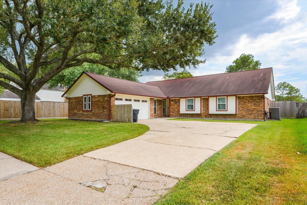 Photo of 14930 Aspen Hills Drive, Houston, TX 77062 (MLS # 14394983)