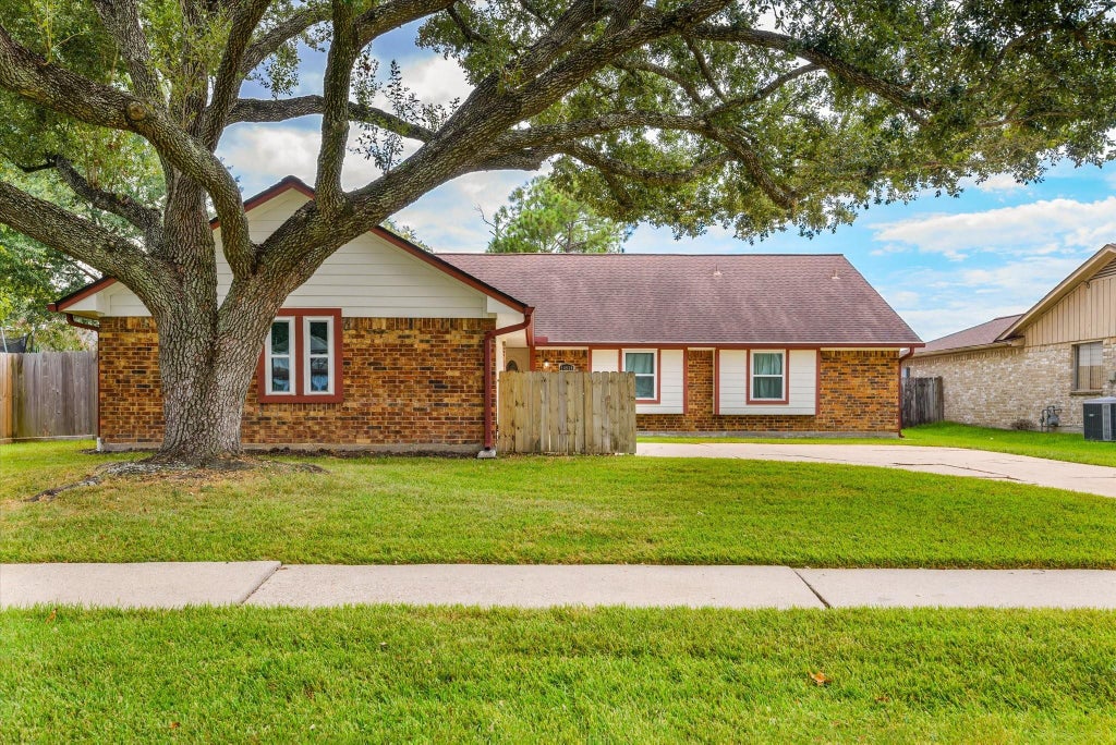Photo of 14930 Aspen Hills Drive, Houston, TX 77062 (MLS # 14394983)