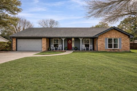 Photo of 403 Colonial Drive, Friendswood, TX 77546 (MLS # 31998963)