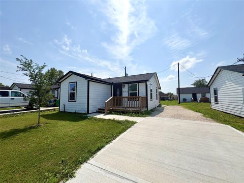 Photo of 405 N Erskine Street, Angleton, TX 77515 (MLS # 76048763)