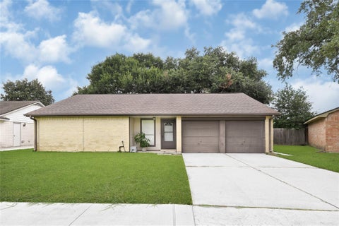 Homes For Rent - 10007 Oakmont Drive<br/> La Porte, TX 77571