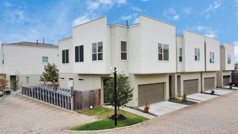 Photo of 619 Thornton Oaks Lane, Houston, TX 77018 (MLS # 97075294)