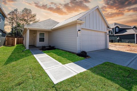 Homes For Sale - 2353 Whitefish Drive<br/> Conroe, TX 77384