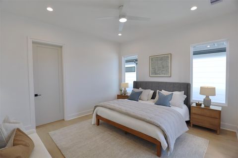 Tiny photo for 140 E 37th, Houston, TX 77018 (MLS # 55755033)