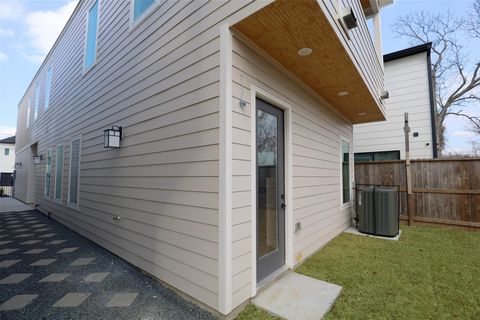 Tiny photo for 140 E 37th, Houston, TX 77018 (MLS # 55755033)