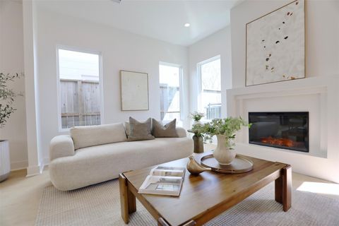 Tiny photo for 140 E 37th, Houston, TX 77018 (MLS # 55755033)