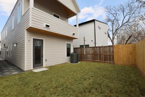 Tiny photo for 140 E 37th, Houston, TX 77018 (MLS # 55755033)