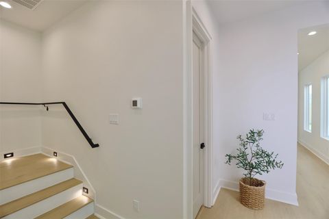 Tiny photo for 140 E 37th, Houston, TX 77018 (MLS # 55755033)