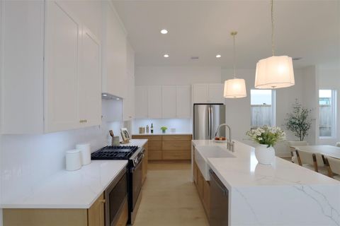 Tiny photo for 140 E 37th, Houston, TX 77018 (MLS # 55755033)