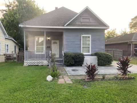 Photo of 1910 Worms Street, Houston, TX 77020 (MLS # 93004678)