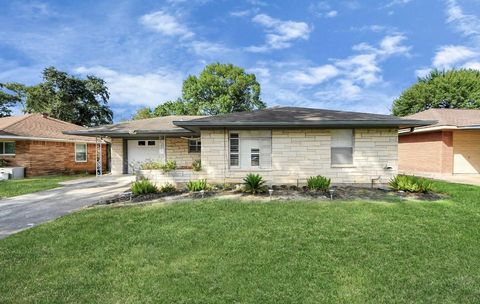 Photo of 1226 Stonecrest Dr, Houston, TX 77018 (MLS # 18773529) Photo of 1226 Stonecrest Dr, Houston, TX 77018 (MLS # 18773529)
