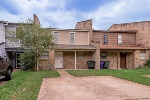 Photo of 111 Normal Park Drive #B, Huntsville, TX 77320 (MLS # 9310645)
