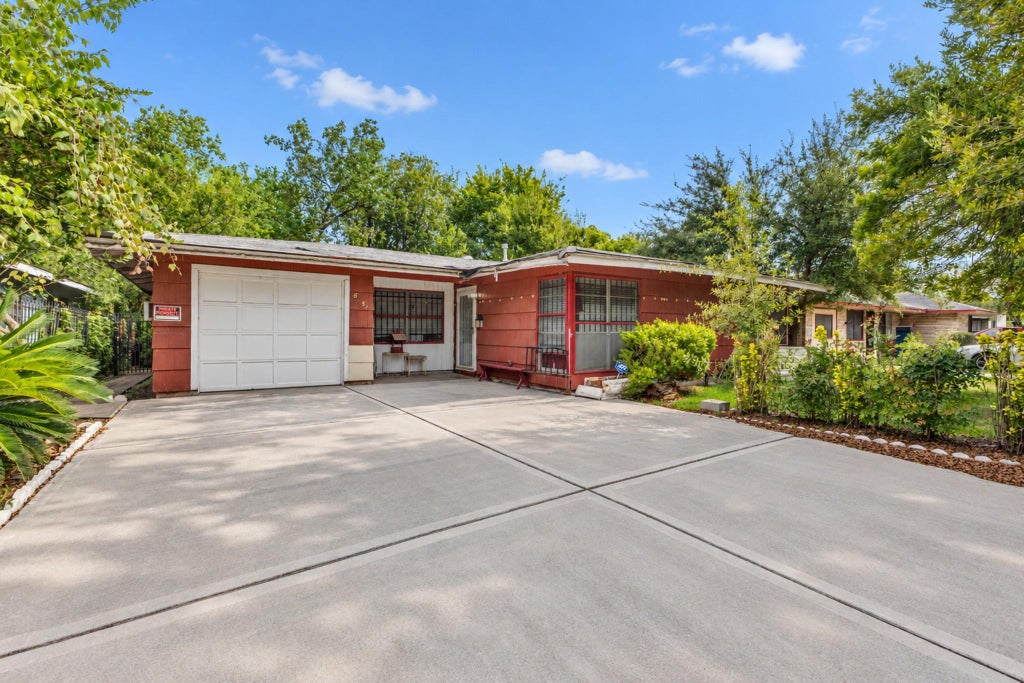 Photo of 6051 Willow Glen Drive, Houston, TX 77033 (MLS # 69745419)