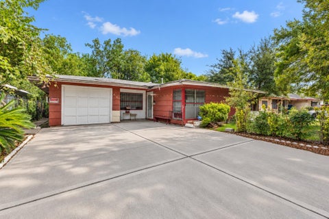 Photo of 6051 Willow Glen Drive, Houston, TX 77033 (MLS # 69745419)
