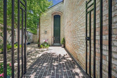 Photo of 4 River Hollow Lane, Houston, TX 77027 (MLS # 40400907)