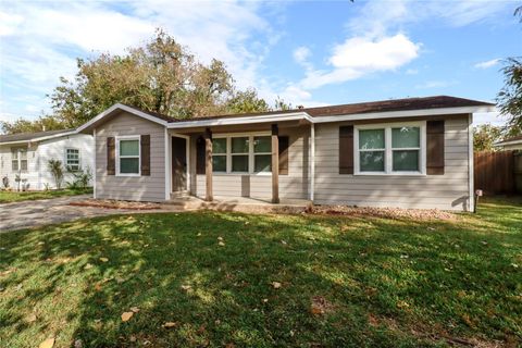 Photo of 916 N Chenango Street, Angleton, TX 77515 (MLS # 80594907)