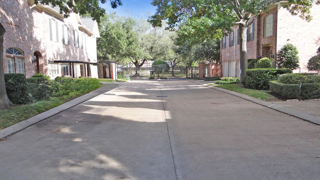 Photo of 5823 Inwood Park Court, Houston, TX 77057 (MLS # 84363074)