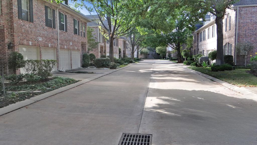 Photo of 5823 Inwood Park Court, Houston, TX 77057 (MLS # 84363074)