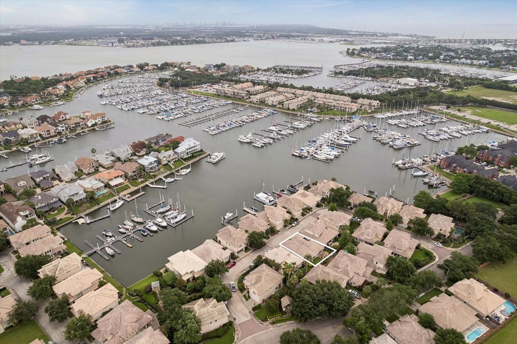 Photo of 316 Harborside Circle, League City, TX 77565 (MLS # 70272434)