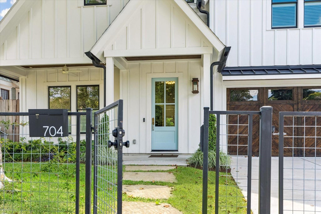 Photo of 704 Teetshorn Street, Houston, TX 77009 (MLS # 86313871)