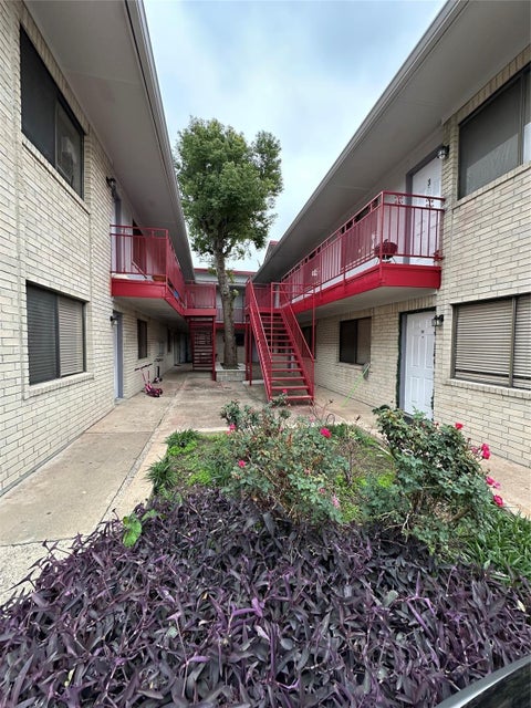 Photo of 1410 Blalock Road #3, Houston, TX 77055 (MLS # 6889853)