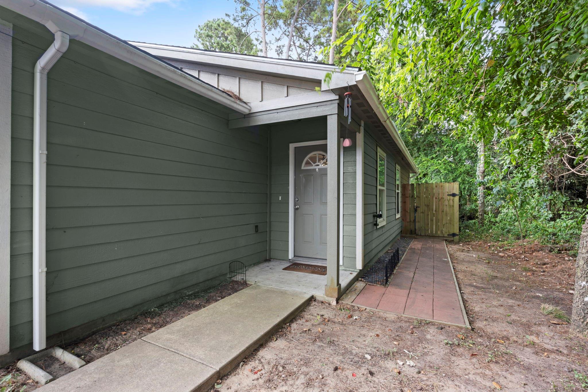 16807 Crestmont
