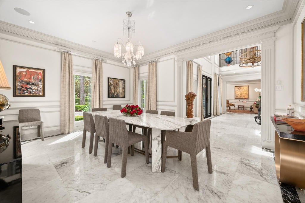 Photo of 960 Kirby Drive, Houston, TX 77019 (MLS # 17347824)