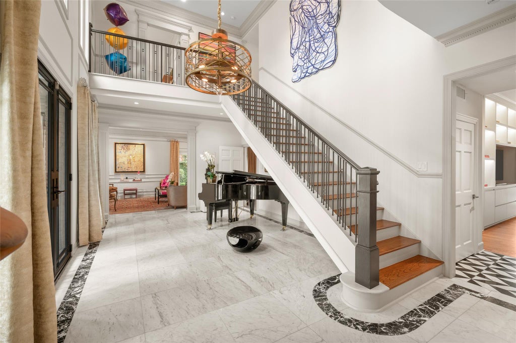 Photo of 960 Kirby Drive, Houston, TX 77019 (MLS # 17347824)