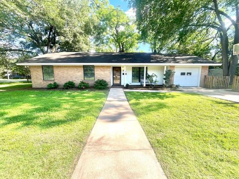 Photo of 817 Washington Street, Columbus, TX 78934 (MLS # 37301102)