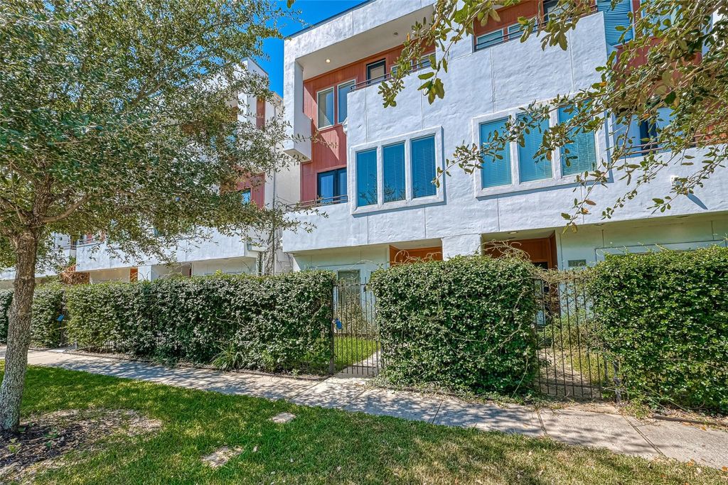 Photo of 2748 Clay Street, Houston, TX 77003 (MLS # 21391786)