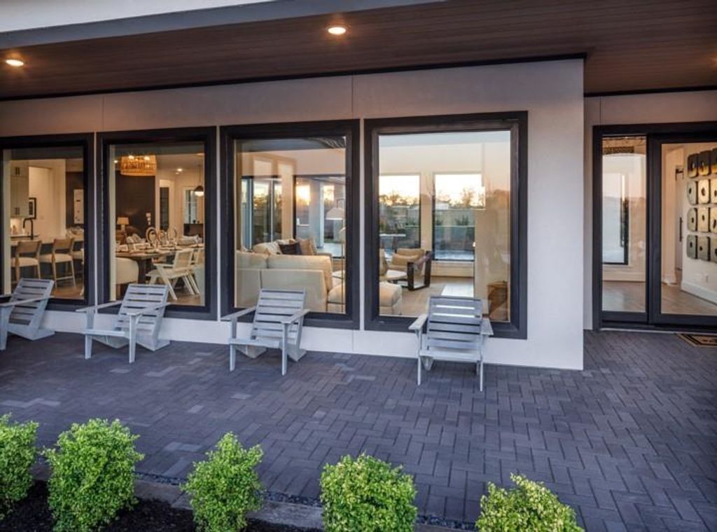 Photo of 2015 Crown Lake Drive, Missouri City, TX 77459 (MLS # 47605943)