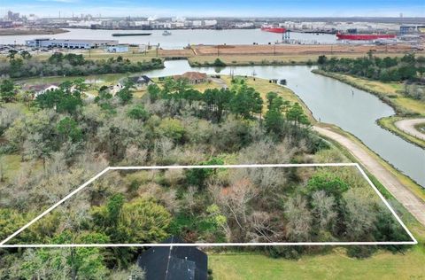 Photo of 3515 E Bayou Drive, Shoreacres, TX 77571 (MLS # 12914215)