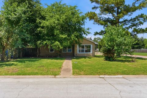 Photo of 1102 Johnson Street, Pasadena, TX 77506 (MLS # 55492643)