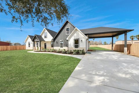 Photo of 5811 County Road 675b, Rosharon, TX 77583 (MLS # 10165535)