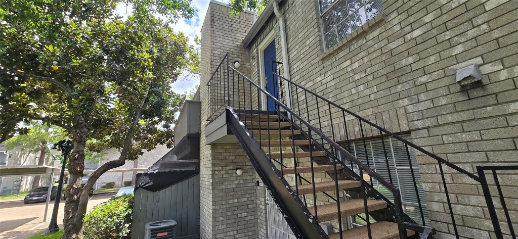 Photo of 9700 Leawood Boulevard #1002, Houston, TX 77099 (MLS # 90861395)