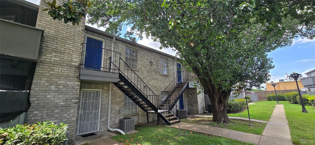 Photo of 9700 Leawood Boulevard #1002, Houston, TX 77099 (MLS # 90861395)